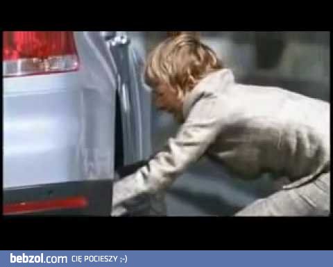 Kobieta zmienia koło w samochodzie :-)