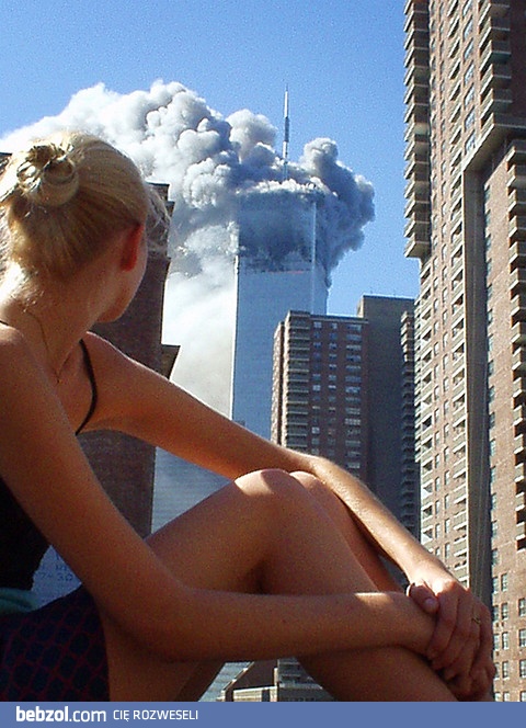 modelka na tle palących się wież WTC
