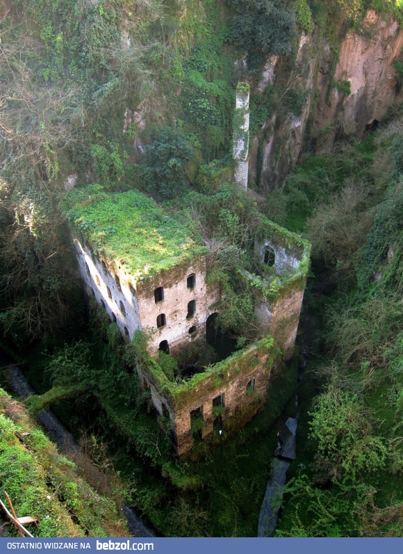 Opustoszałe więzienie zbudowane w 1866 (Sorrento, Italy)