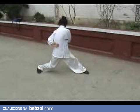 Mistrz kung fu pokazuje fantastyczne ćwiczenie