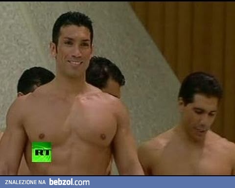  Grupa akrobatów  występuje dla papieża Benedykta XVI w Watykanie (męski topless)