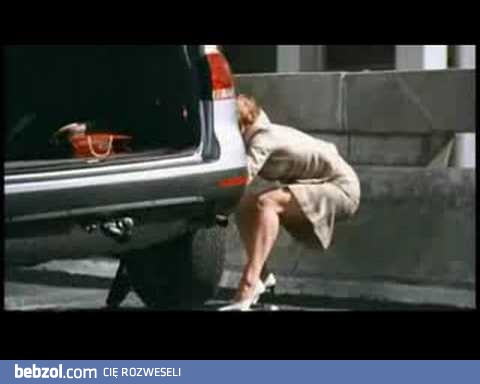 Zmiana koła przez kobietę...