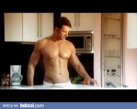 CIACHO przyrządza sobie na śniadanie ciacho