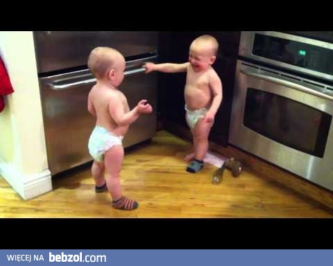 Poważna dyskusja dwóch bliźniaków - niemowlaków