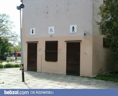 JASTARNIA-TOALETY.Przez megafon informują jak korzystać z toalet i przez okno podają basen...