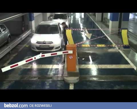 Kobieta vs bramka parkingowa