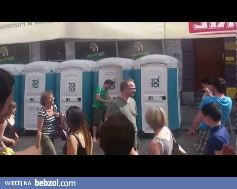 Irlandzki kibic utknął w Toi-Toiu