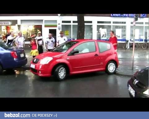 Parkująca kobieta i kibice