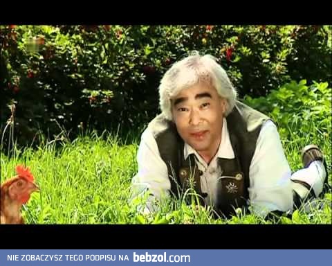 Azjatycki Niemiec techno jodłuje z kurczakami