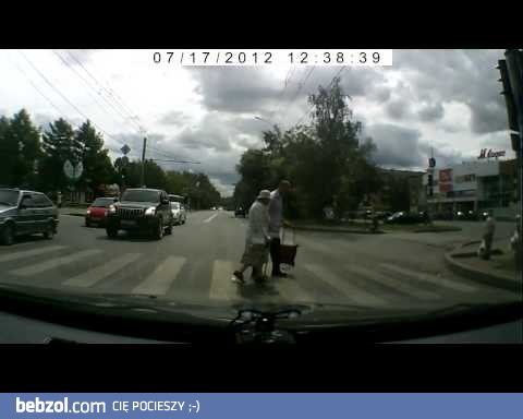 Pomógł babci przejść przez pasy