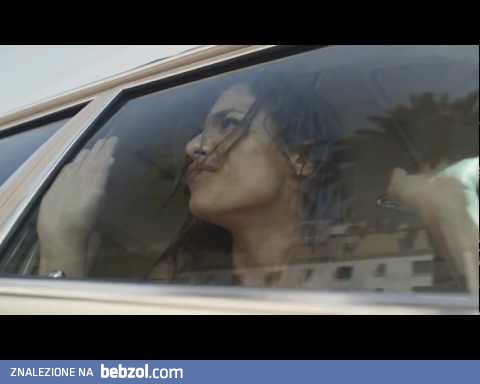 Elisabetta Canalis zamknięta w aucie