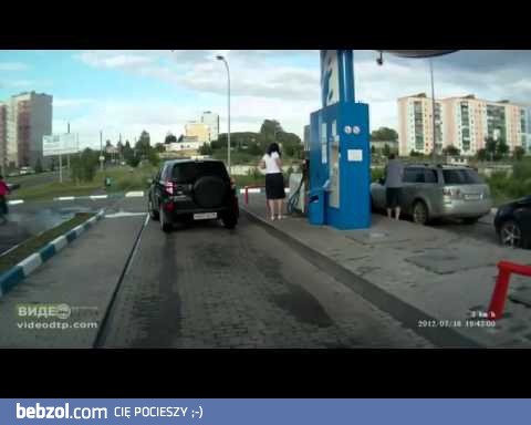 Kobieta na stacji benzynowej