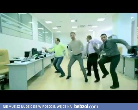 Śmieszny taniec w biurze