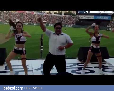 Ochroniarz zabawia się z cheerleaderkami