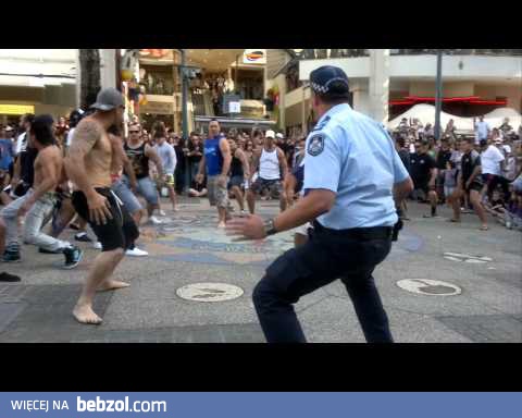 Policjant na służbie dołącza do zabawy