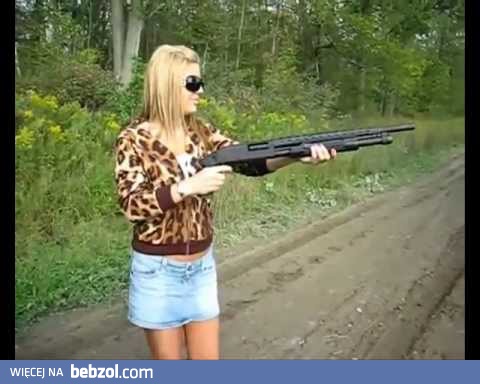   Kobieta + broń = niebezpieczeństwo