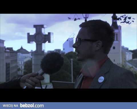 Piorun trafił w mikrofon reportera