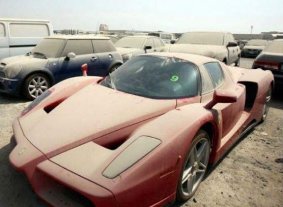 Samochody porzucone na ulicach Dubaju (5 zdjęć)
