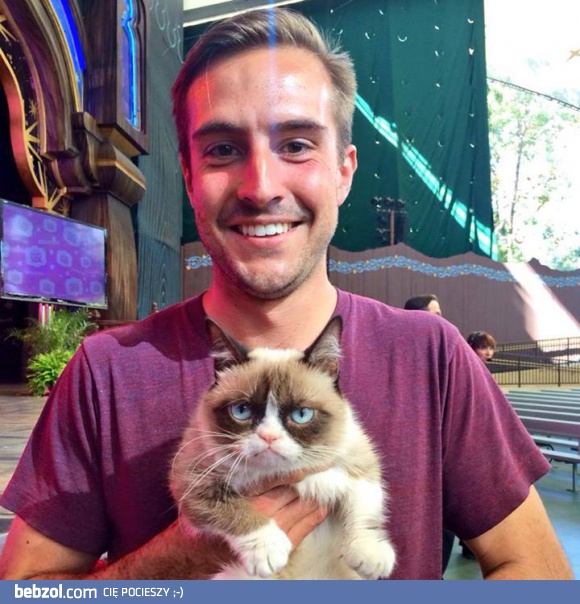 Zrzędliwy kot i niedorzecznie fotogeniczny gość w Disneylandzie