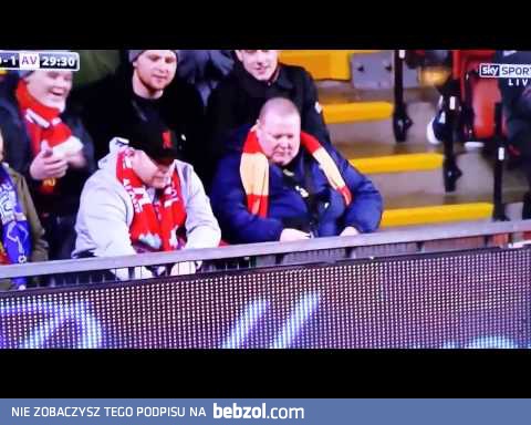 Czujny kibic robi zdjęcie