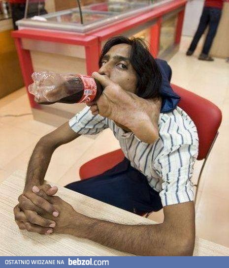 Specyficzny sposób picia Coca Coli