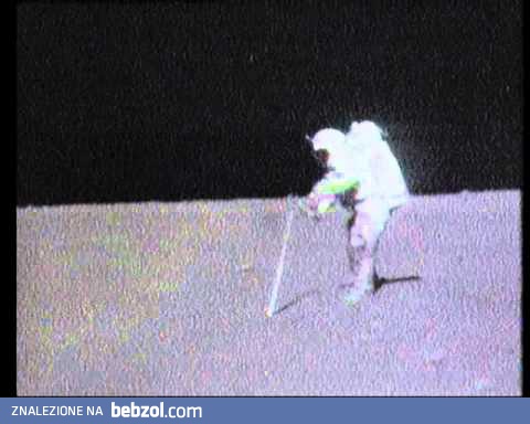 Astronauta upuszcza młotek