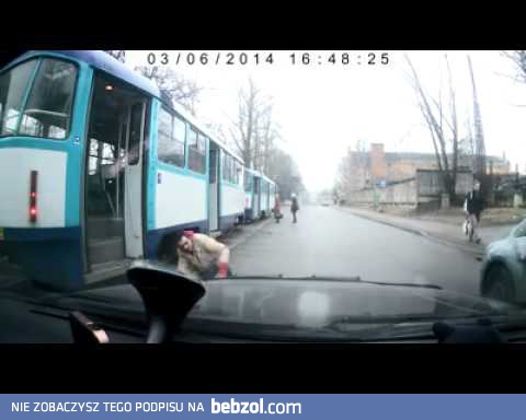A z tramwaju wysiadam tak