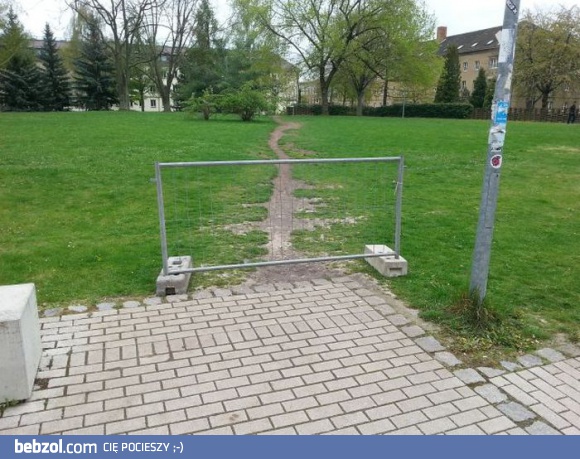 To powinno powstrzymać depczących trawniki