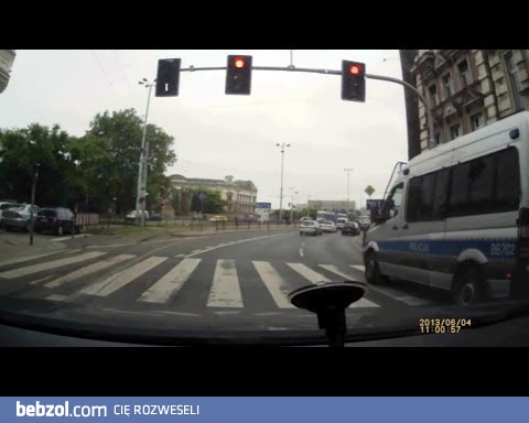 Policyjny mix: Policjant - kierowca jak każdy inny?