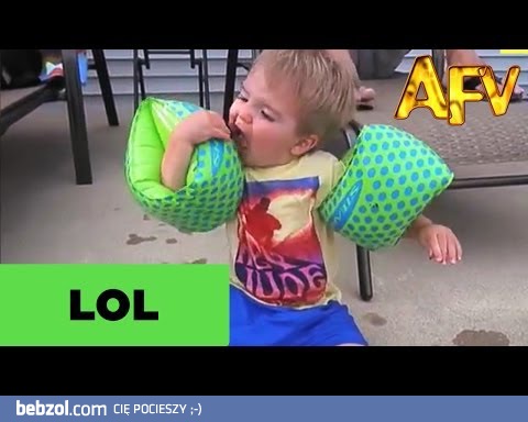 Dzieciak próbuje zjeść swoje ciasteczko