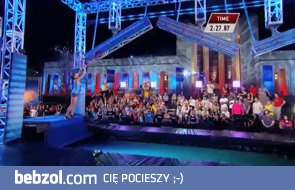 Kobieta sprawnie pokonuje tor przeszkód