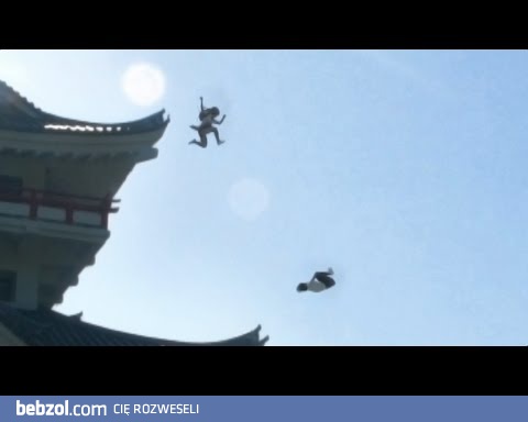 Azjatka w mundurku gania jak Ninja