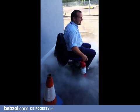 Odrzutowa jazda na fotelu biurowym