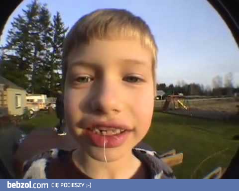 Rakieta, mały chłopiec i...