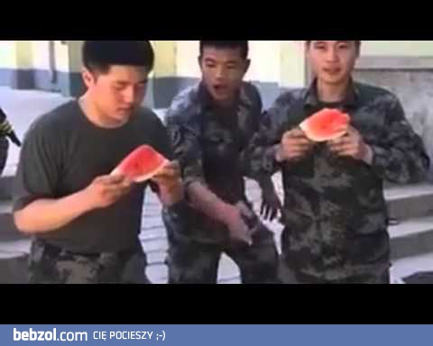Konkurs jedzenia arbuza w armii Azji