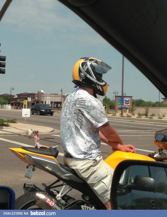 Blondyneczka na motocyklu