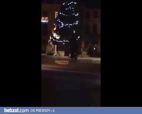 Araby podpalaja choinke świąteczną w Brukseli