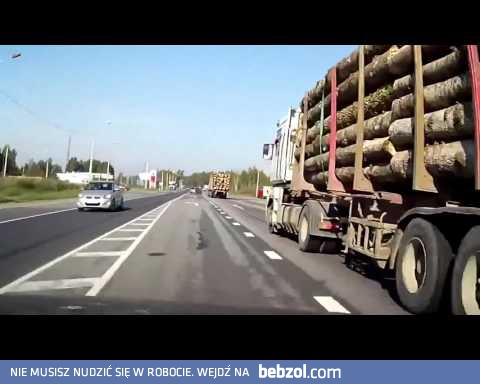 Ciężarówka z dzienników spadł niezdarnie na autostradzie