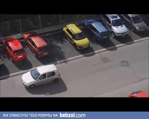 Blondynka parkuje samochód