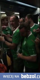Irlandzcy kibice śpiewają dziecku kołysankę