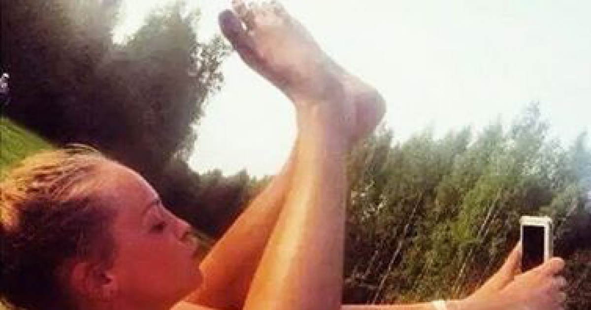 Стройная леди которая обожает фотографировать свои голые диньки