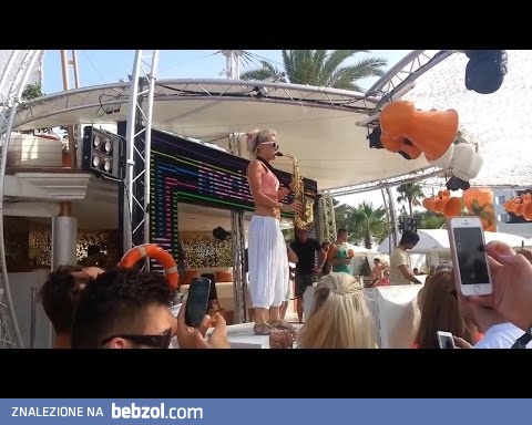 Lovely Laura - kobieta, która oczaruje cię grą na saksofonie