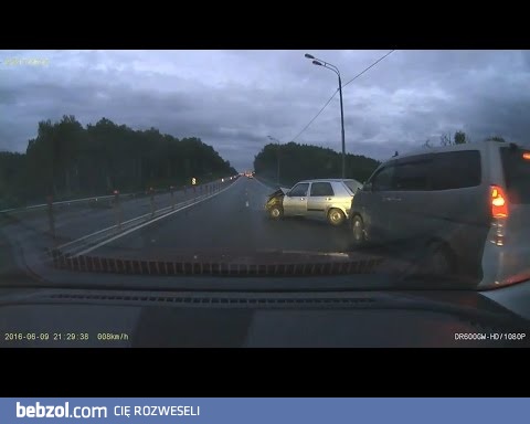 Tak się kończy wyprzedzanie na śliskiej nawierzchni