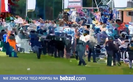 KIBOL SKACZE NA GŁÓWKĘ W TŁUM POLICJANTÓW PODCZAS ZADYMY!