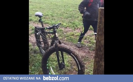 Uwalnianie roweru zaplątanego w ogrodzeniu...