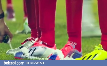 Jak sędziowie używają sprayu podczas meczów