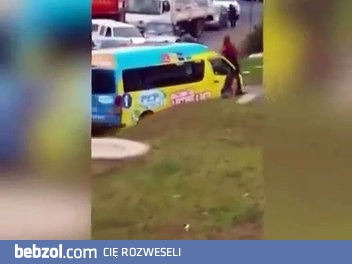 Murzyny okradają tira w czasie jazdy