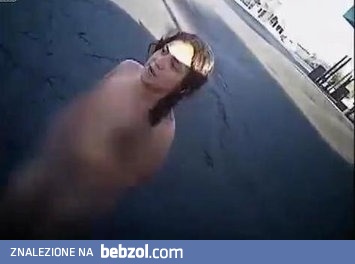 Naga kobieta kradnie policyjne auto