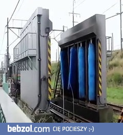 Dwie techniki mycia pociągów, japońska i indyjska