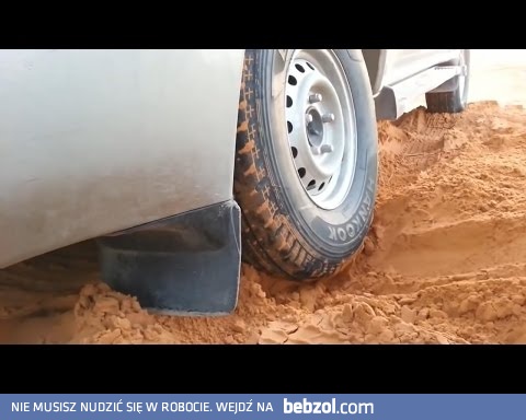 Jak wyciągnąć samochód zakopany w piasku na pustyni
